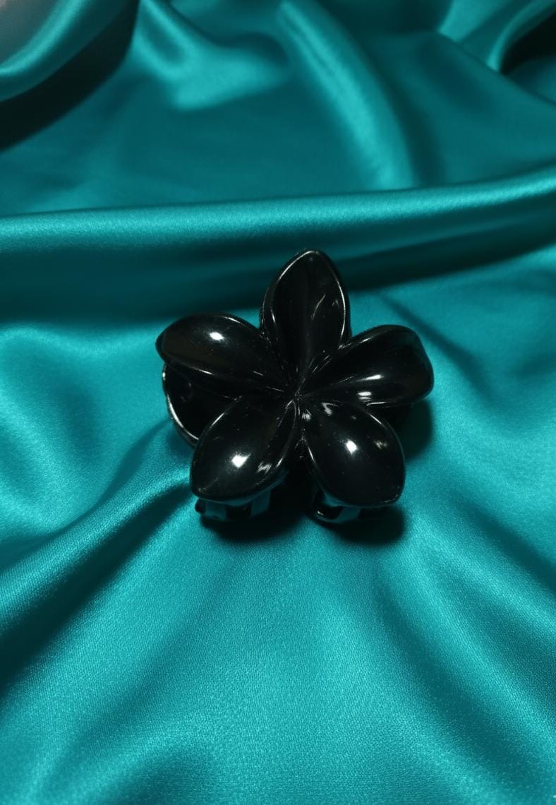 Medium size Smoky Noir Claw for girls